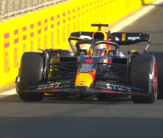 Макс Ферстаппен стал быстрейшим в первой тренировке Гран При Саудовской Аравии, Фернандо Алонсо — третий