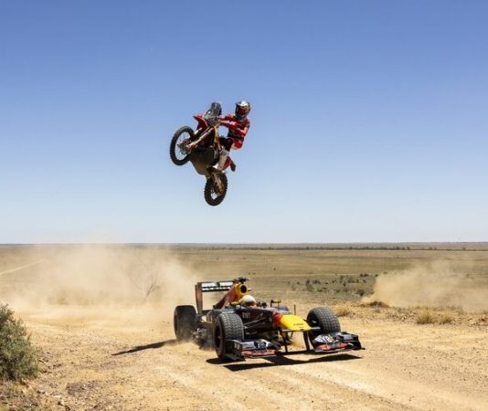 Red Bull устроил безумное путешествие Даниэля Риккардо по Австралии. Видео