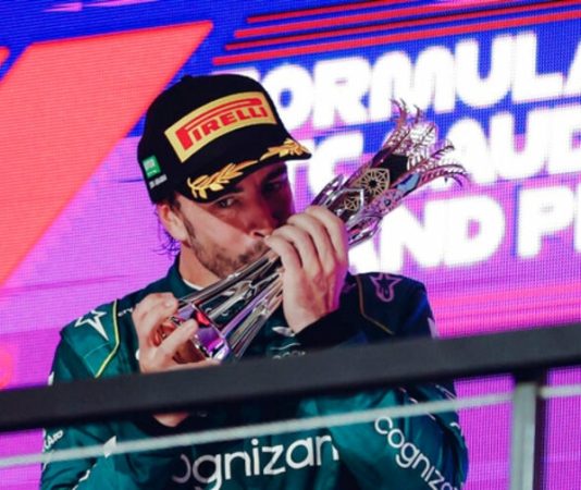 «Тук-тук, откройте». Как Фернандо Алонсо пришёл забирать свой кубок у Джорджа Рассела