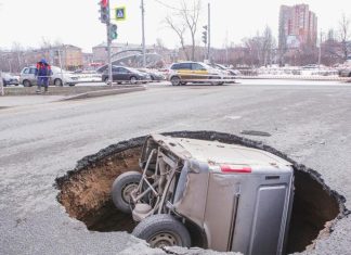 В Перми фургон провалился на 5 метров под асфальт