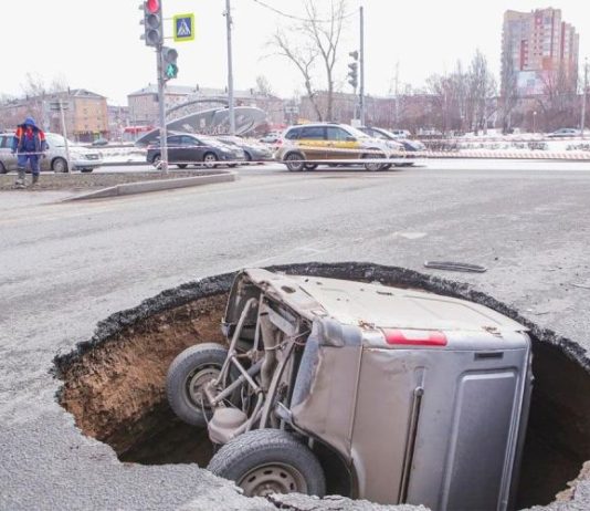 В Перми фургон провалился на 5 метров под асфальт