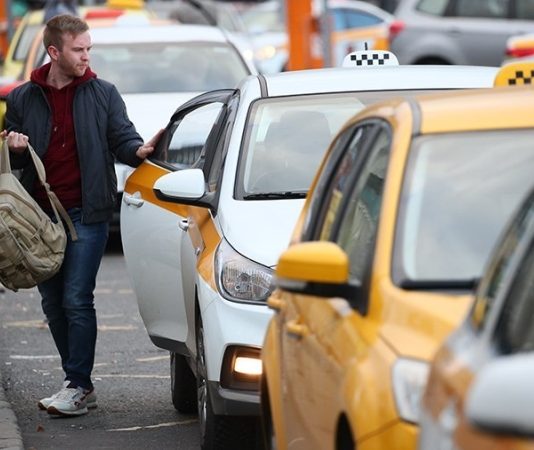 В России изменились правила для водителей такси и общественного транспорта