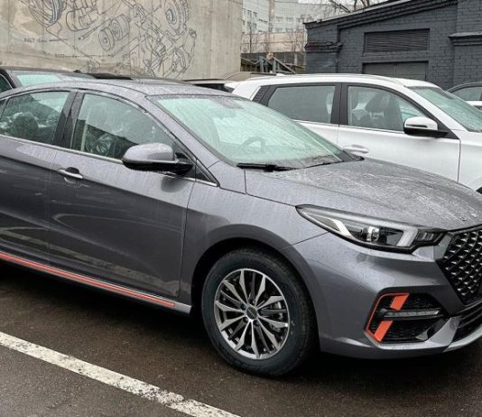 В России заметили седан Omoda S5. Первые фото