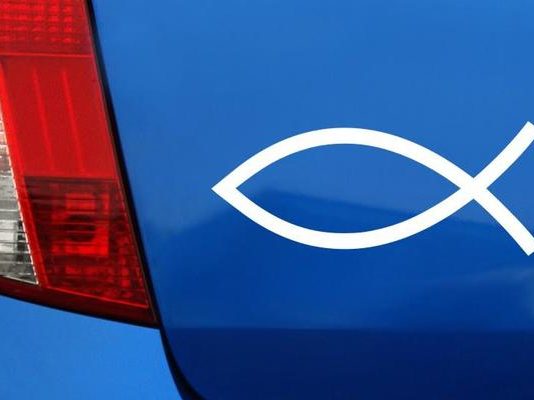 Знак рыбки на машине — что означает и зачем он нужен