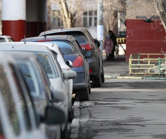 Юрист напомнила о правилах парковки во дворах