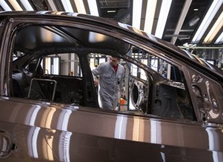 Мантуров рассказал о продаже завода Volkswagen дилеру «Авилон»