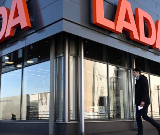 Продажи Lada в России в марте выросли на 90%