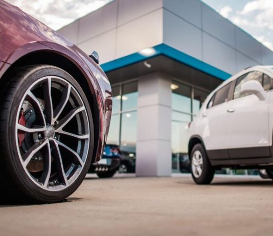 Продажи новых автомобилей в России рухнули на 44,7%