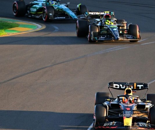 «Пролетел мимо и исчез». Льюис Хэмилтон в шоке от скорости Red Bull на прямых