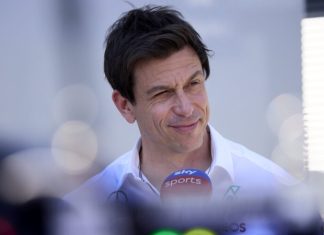 Тото Вольф рассказал, как учил сотрудника Mercedes чистить туалет