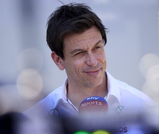 Тото Вольф рассказал, как учил сотрудника Mercedes чистить туалет