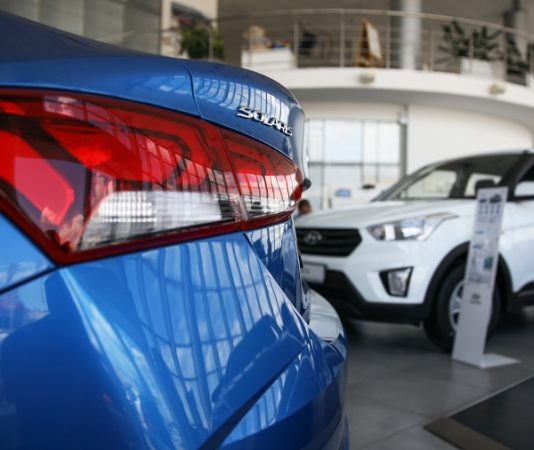 В России закончились популярные седаны из Европы и Южной Кореи