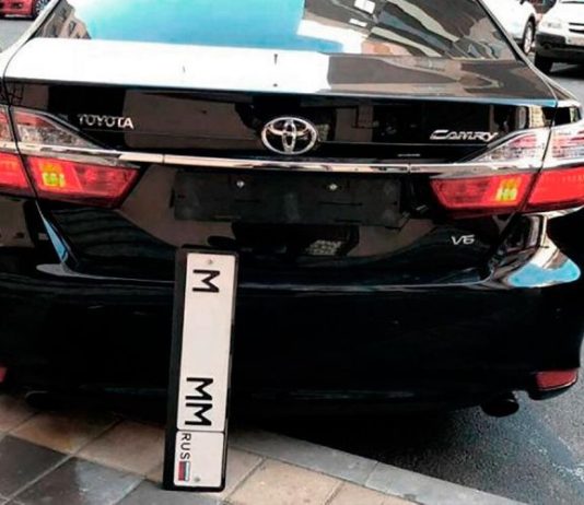 Водителей начали лишать прав за магнитные рамки. Что сказали в ГИБДД