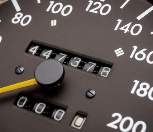 За скрученный пробег предложили лишать свободы и штрафовать. Подробности