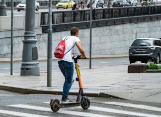 ГИБДД объявила о масштабных проверках водителей электросамокатов в Москве