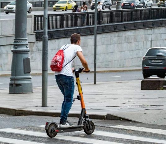 ГИБДД объявила о масштабных проверках водителей электросамокатов в Москве