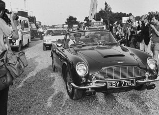 Король на Aston Martin. Какие автомобили любит новый британский монарх