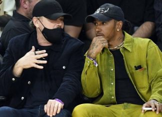 Льюис Хэмилтон в компании Леонардо ди Каприо посетил матч НБА