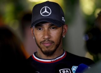 «Ничего не поделаешь». Льюис Хэмилтон высказался о слухах про Ferrari