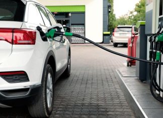 «По итогам года цены вырастут». Как изменится стоимость бензина в России