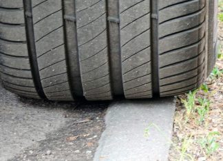 Автомобилист пожаловался на штраф за нависшее над газоном колесо