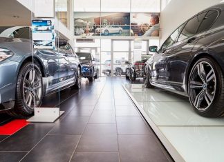 Доллар и евро опять подорожали. Это скажется на ценах на автомобили