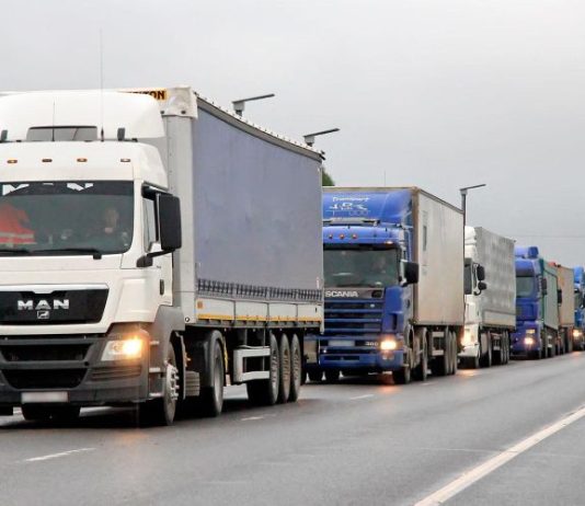 Польша закрыла границу для фур из России. Запчастей и машин станет меньше