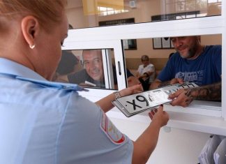 В Думе решили разрешить водителям сразу снимать машину с учета в ГИБДД