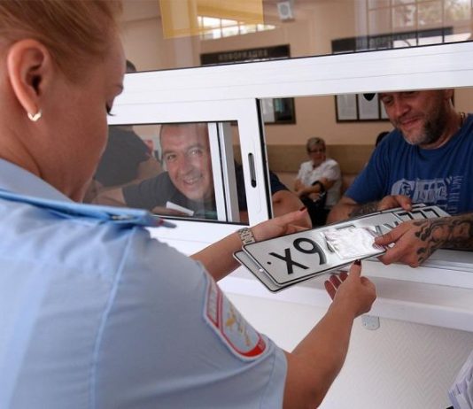 В Думе решили разрешить водителям сразу снимать машину с учета в ГИБДД