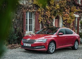 Дилеры снизили цены на Skoda Superb в России