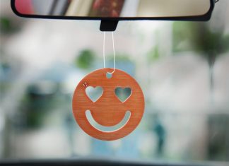 Изготовление ароматизаторов для авто с логотипом: запах успеха