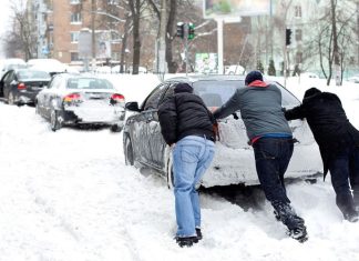Что делать, если машина застряла в снегу: как выехать из сугроба