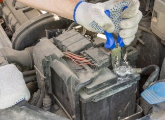 Как правильно снять аккумулятор с машины: какую клемму снимать первой