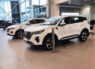 Дилеры раскрыли сложности с оплатой китайских машин. Что будет с ценами