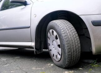 Почему опасно парковать машину с вывернутыми до упора колесами