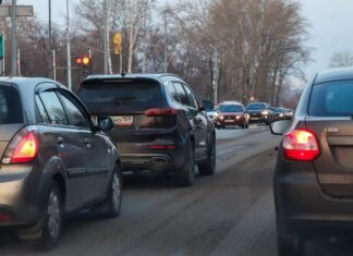 Билет 2, вопрос 8 ПДД. В какой ситуации водитель обязан уступить дорогу