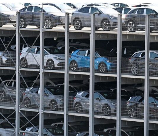 Массовый переход на электрокары под угрозой. При чем тут Трамп