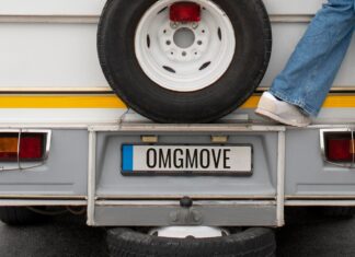 Рамки номерных знаков — многообразие дизайнов, материалов и функциональных особенностей