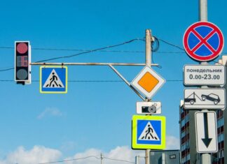 Что главнее: знак или светофор. Что говорят ПДД