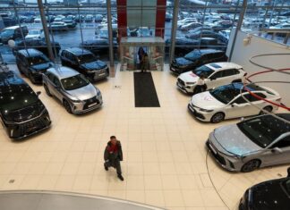 В России перестали покупать новые автомобили. Эксперты назвали причины