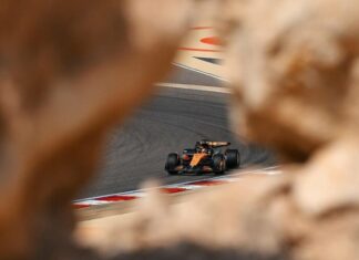 Гонщики McLaren задают темп во второй тренировке в Бахрейне, Ферстаппен — 7-й