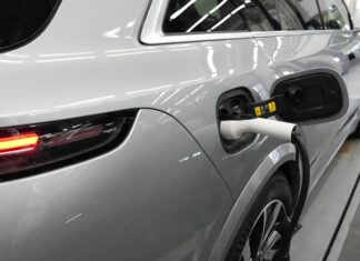 Электромобили с пробегом в России подешевели на 13% за год