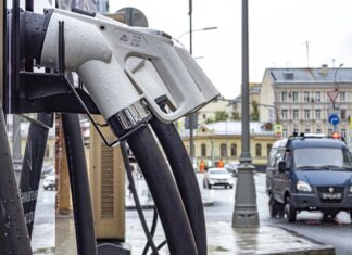 Названы причины слабого развития рынка электромобилей в России