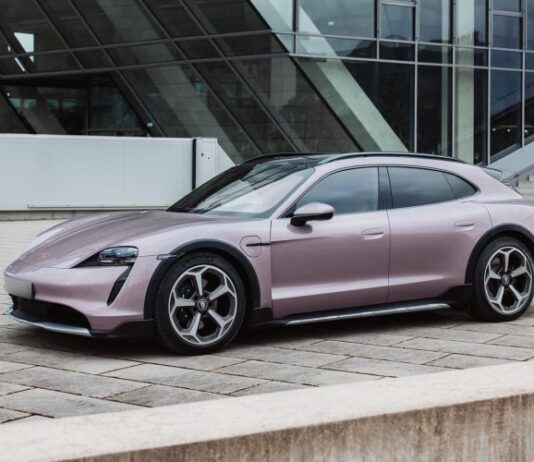 В Россию привезли необычный Porsche Taycan за ₽15 млн