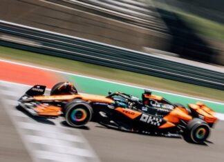 Брэд Питт протестировал болид McLaren в Остине