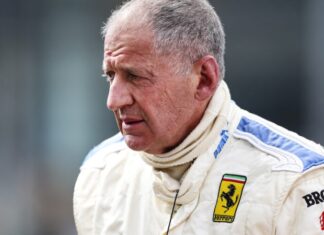 Чемпион Формулы 1 лишился водительских прав в Италии