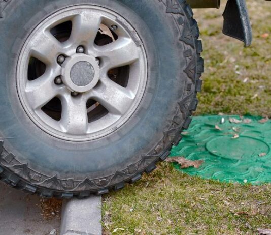 Как наезд на бордюр могут приравнять к стоянке на газоне. Штрафы огромные