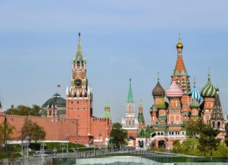 Какие улицы перекроют в Москве на День России: список и схема