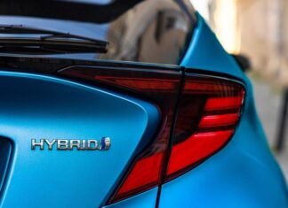 Почему автовладельцы ждут новый налог на гибриды. Эксперты все объяснили