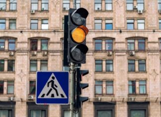 Почему водителей выборочно штрафуют за проезд на «желтый». Ответ эксперта